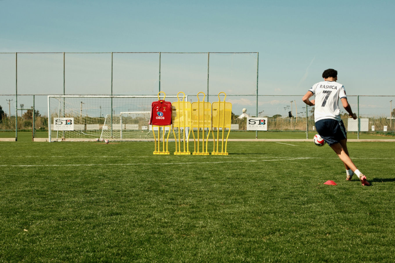 en person som spiller fotball