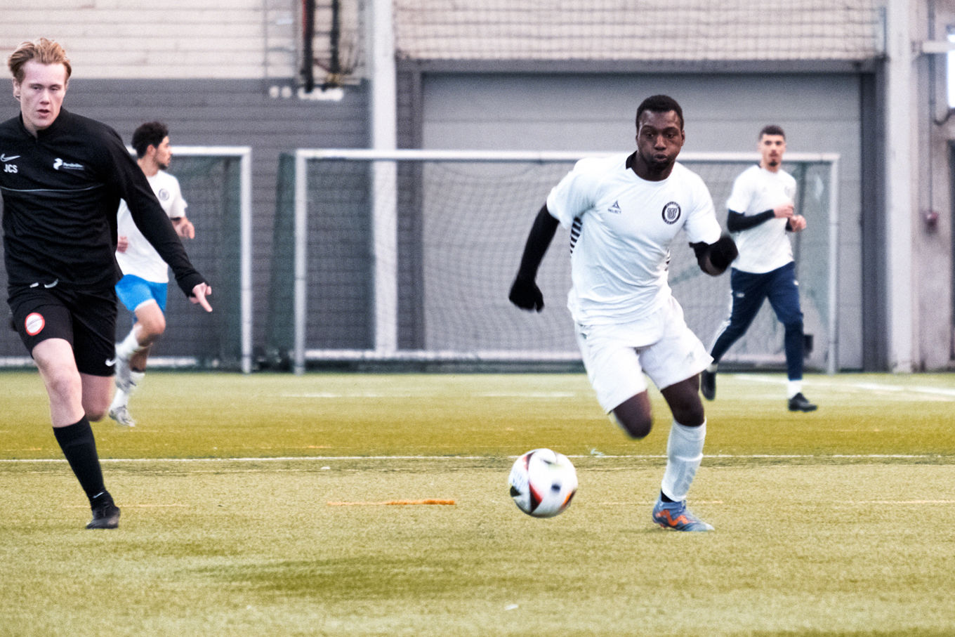 en gruppe menn som spiller fotball