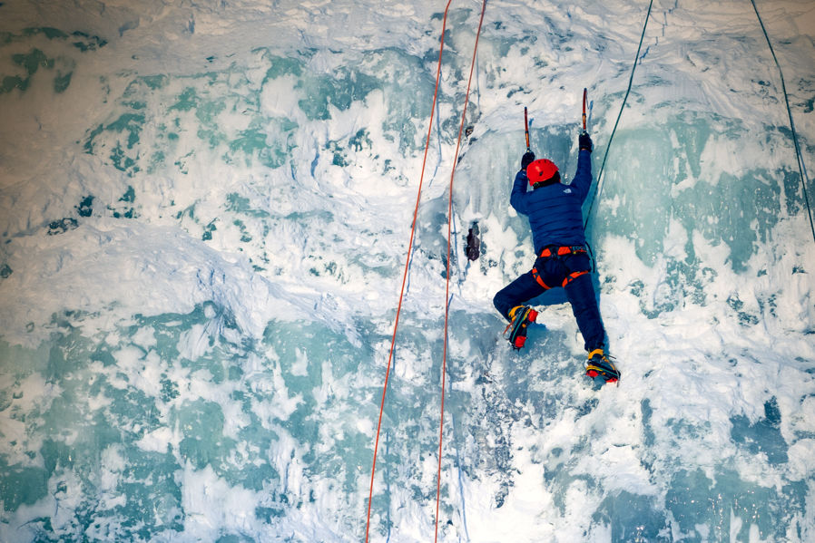 en person som klatrer et fjell