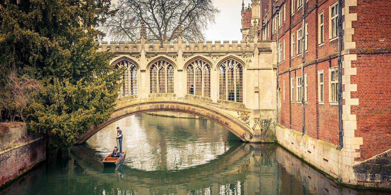 en person på en båt i en kanal