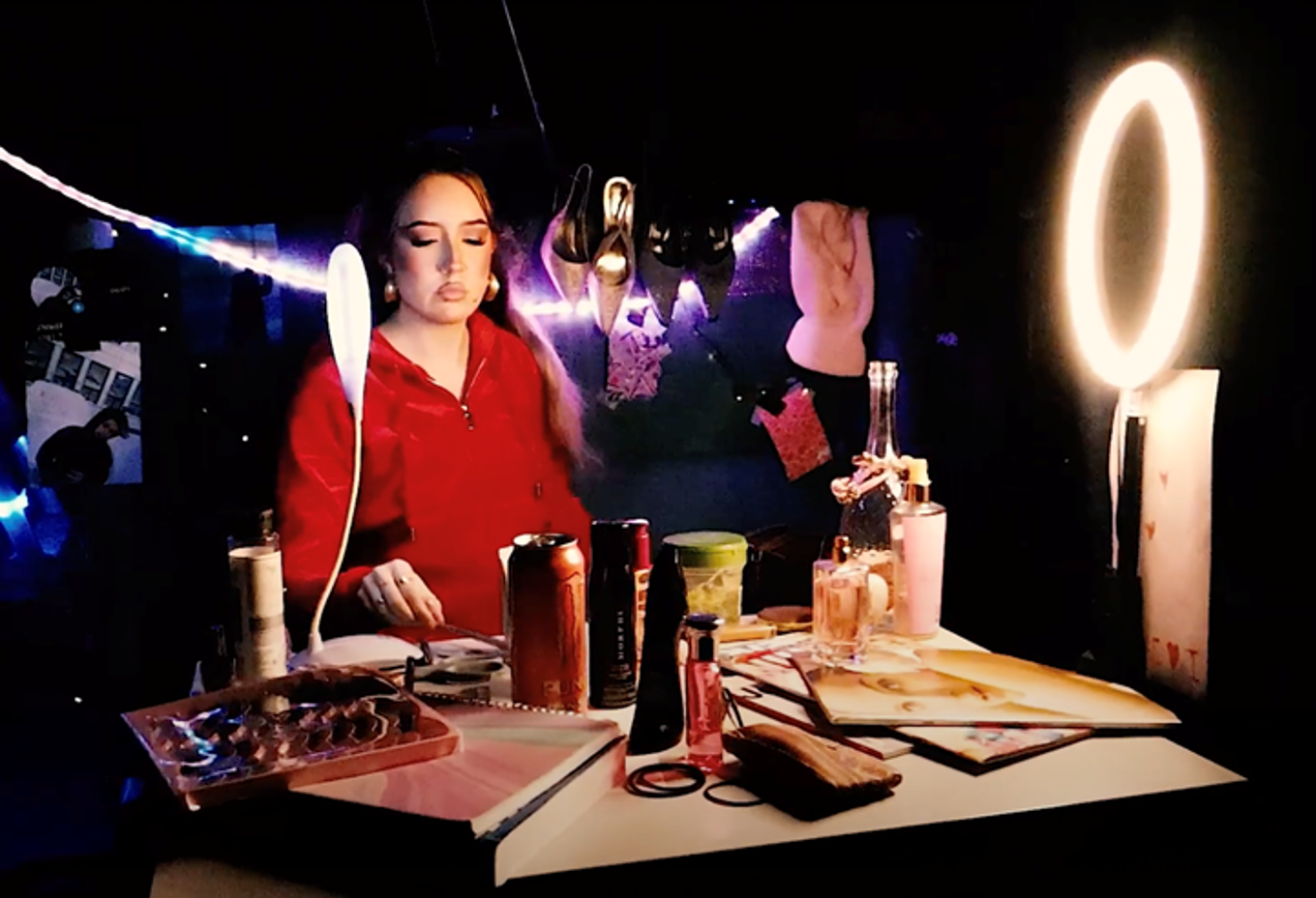 en person som sitter ved et bord med drikke og mat