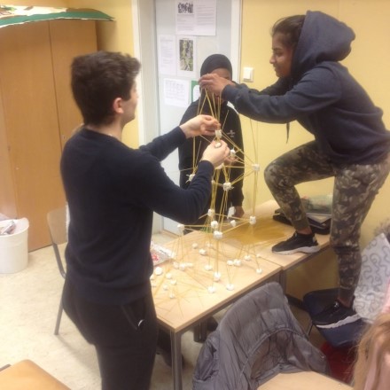 Elever bygger spaghettitårn