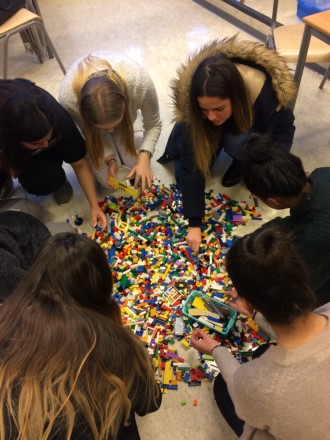 Elever bygger med lego