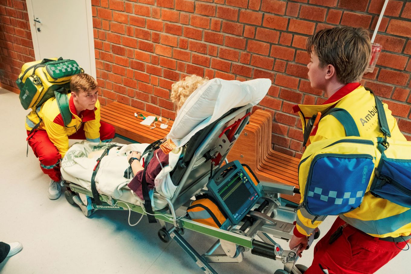 To elever med båre med pasient