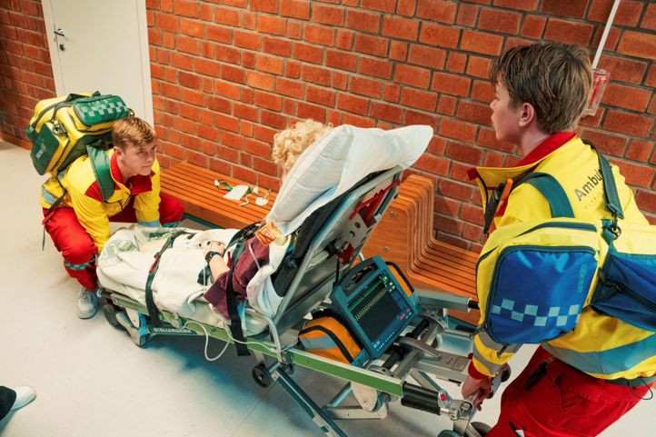 To elever med båre med pasient