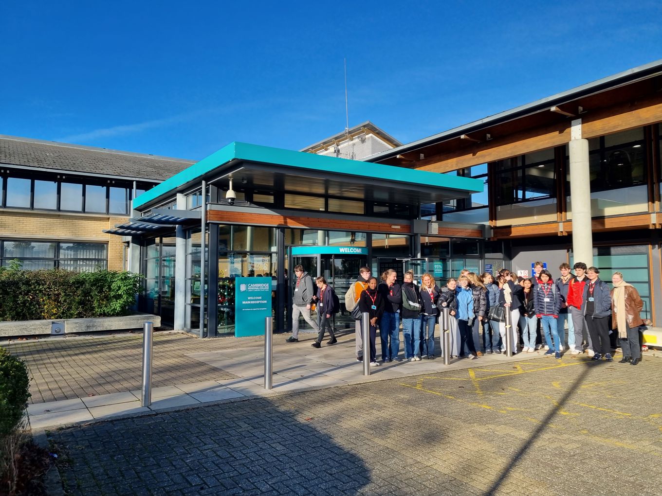 en gruppe mennesker som står utenfor en bygning en gruppe mennesker som står utenfor en bygning