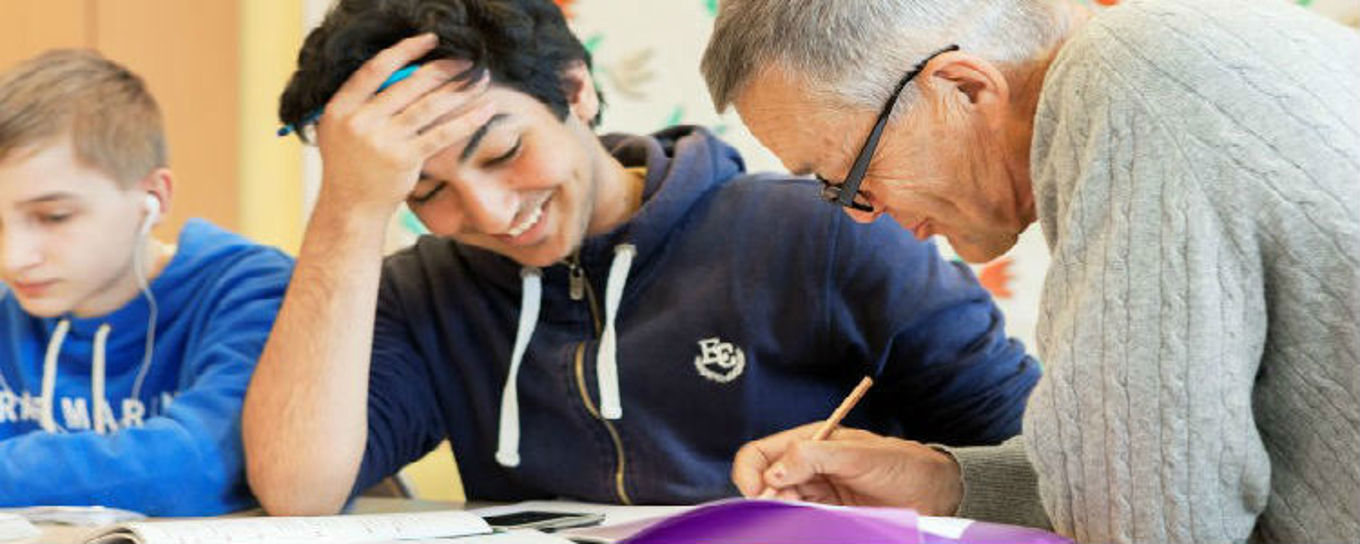 Lærer hjelper ung gutt