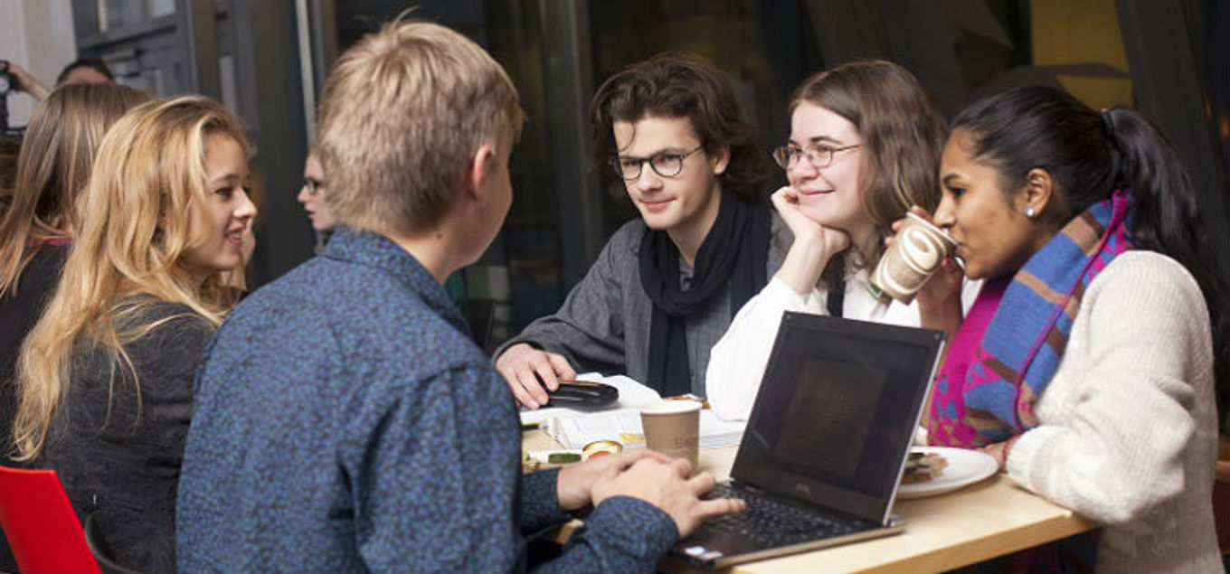 Elever som jobber med PC