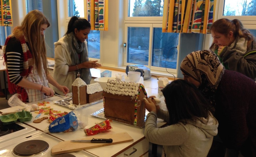 Elever lager pepperkakehus