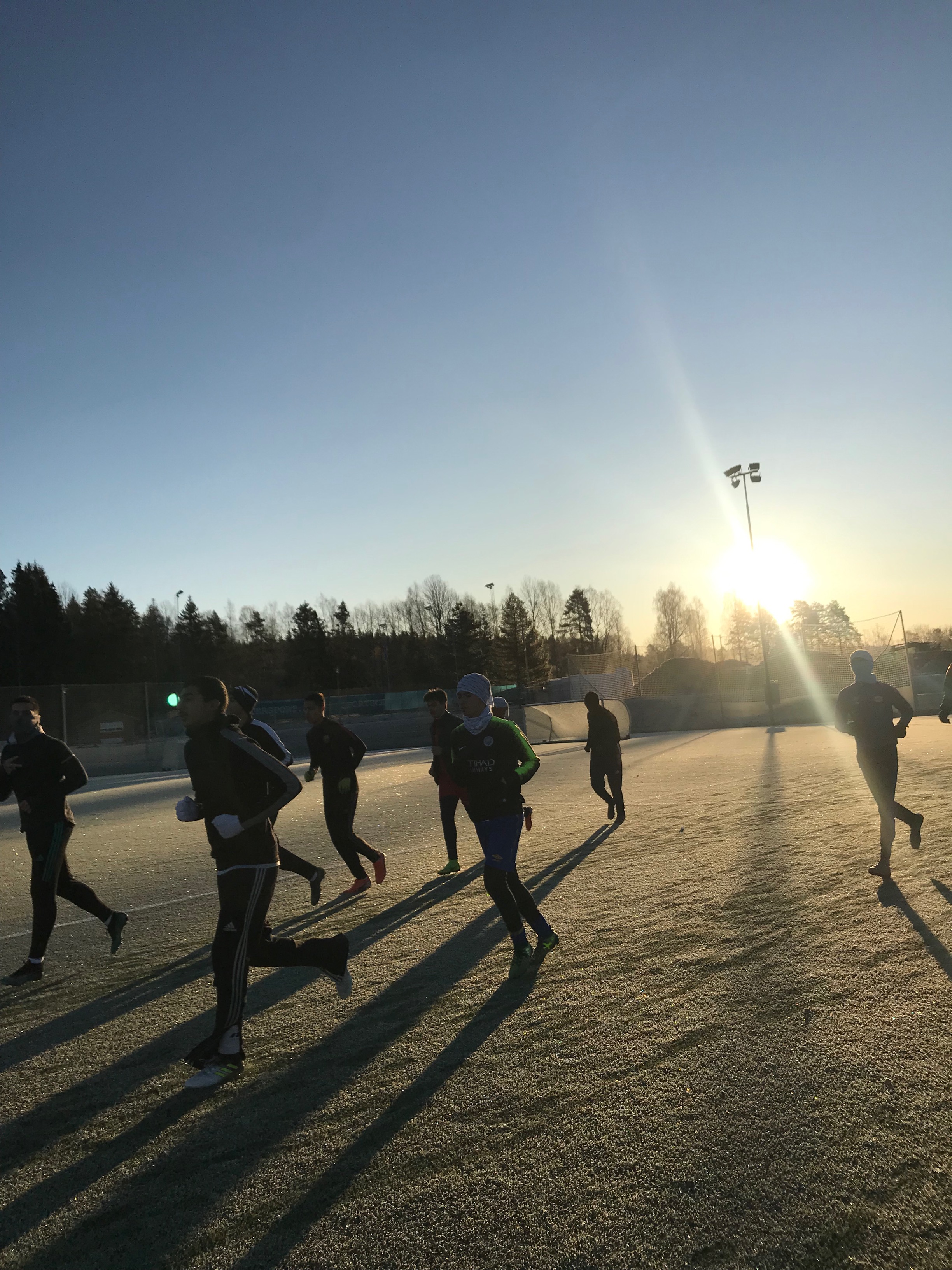 Elever trener ute. Vinter Haraløkka