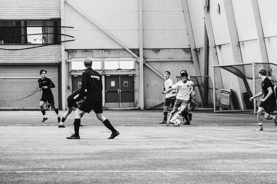 en gruppe menn som driver med sport