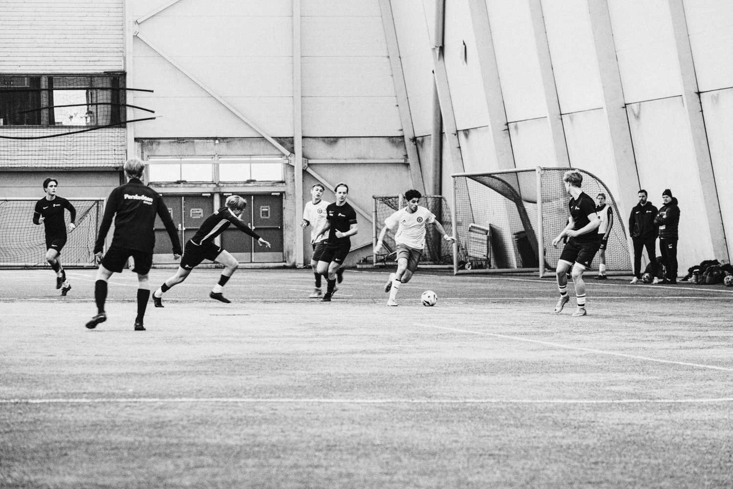 en gruppe menn som spiller fotball