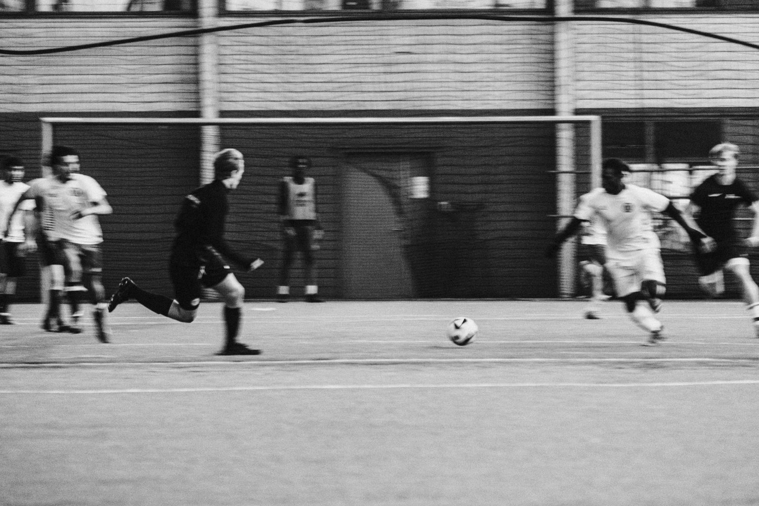 en gruppe menn som spiller fotball