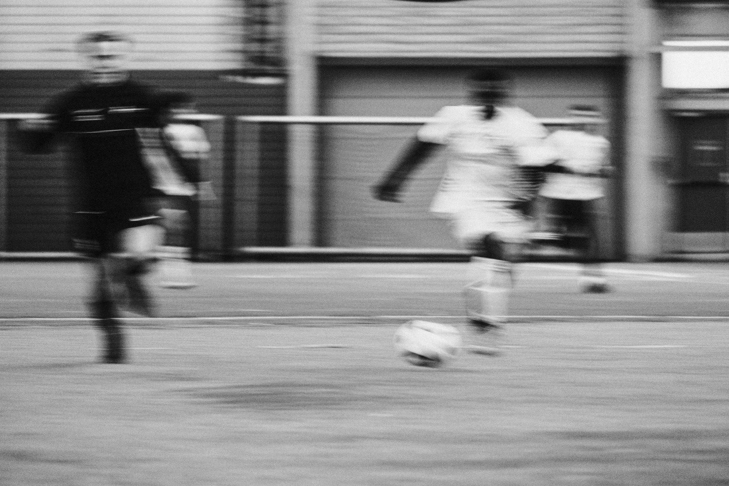 et uskarpt bilde av en person som går på en gate