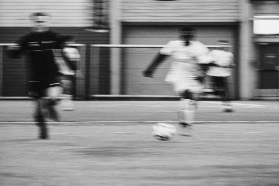 et uskarpt bilde av en person som går på en gate