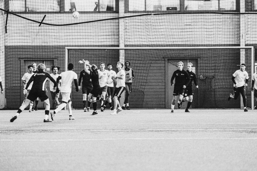 en gruppe mennesker som spiller fotball