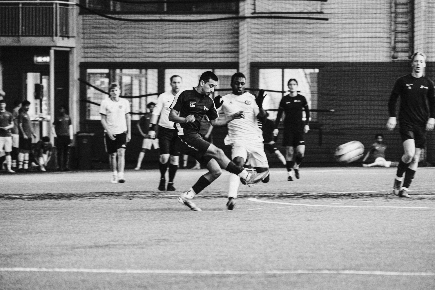 en gruppe menn som spiller fotball