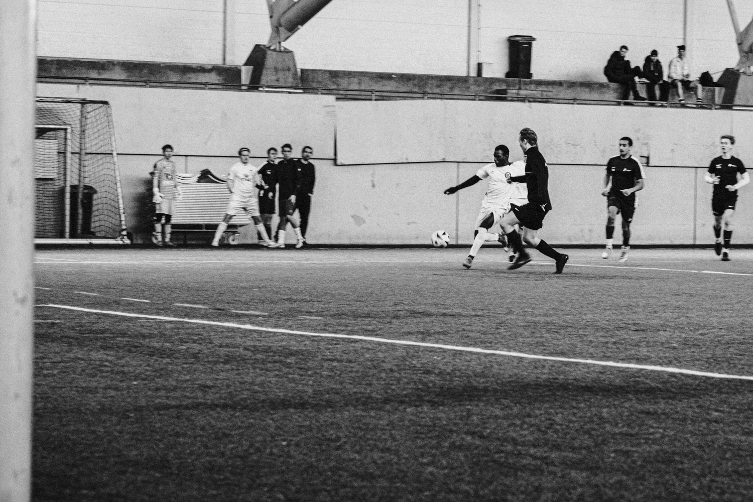 en gruppe menn som spiller fotball