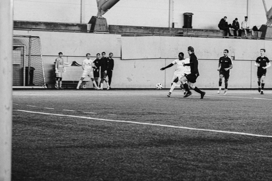 en gruppe menn som spiller fotball