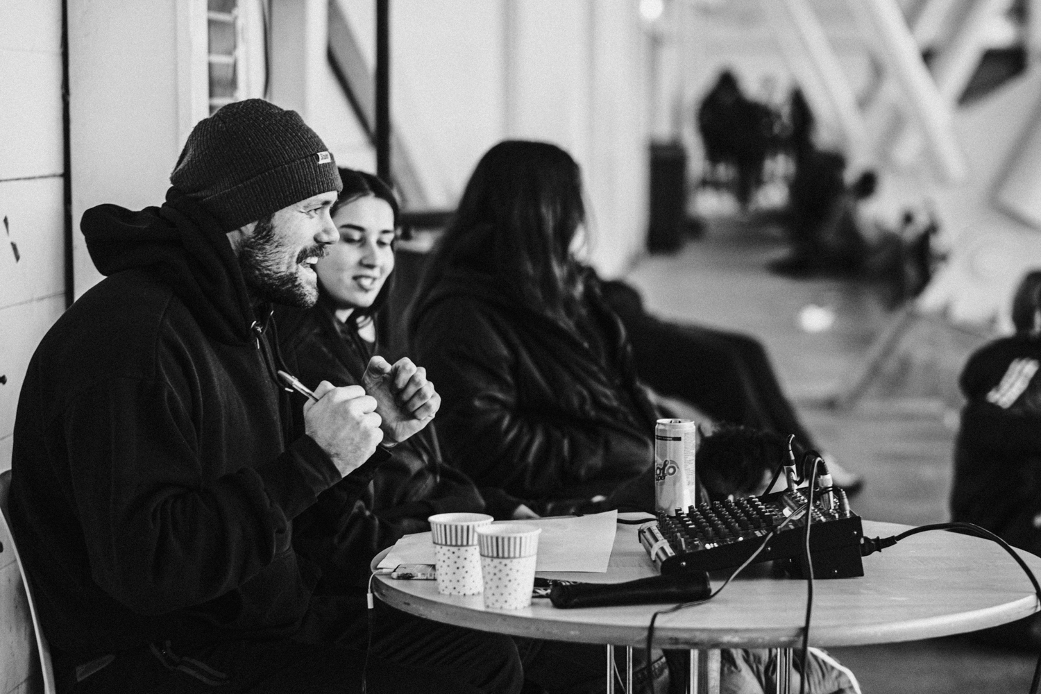 en gruppe mennesker som sitter ved et bord