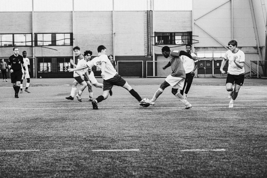 en gruppe menn som spiller fotball