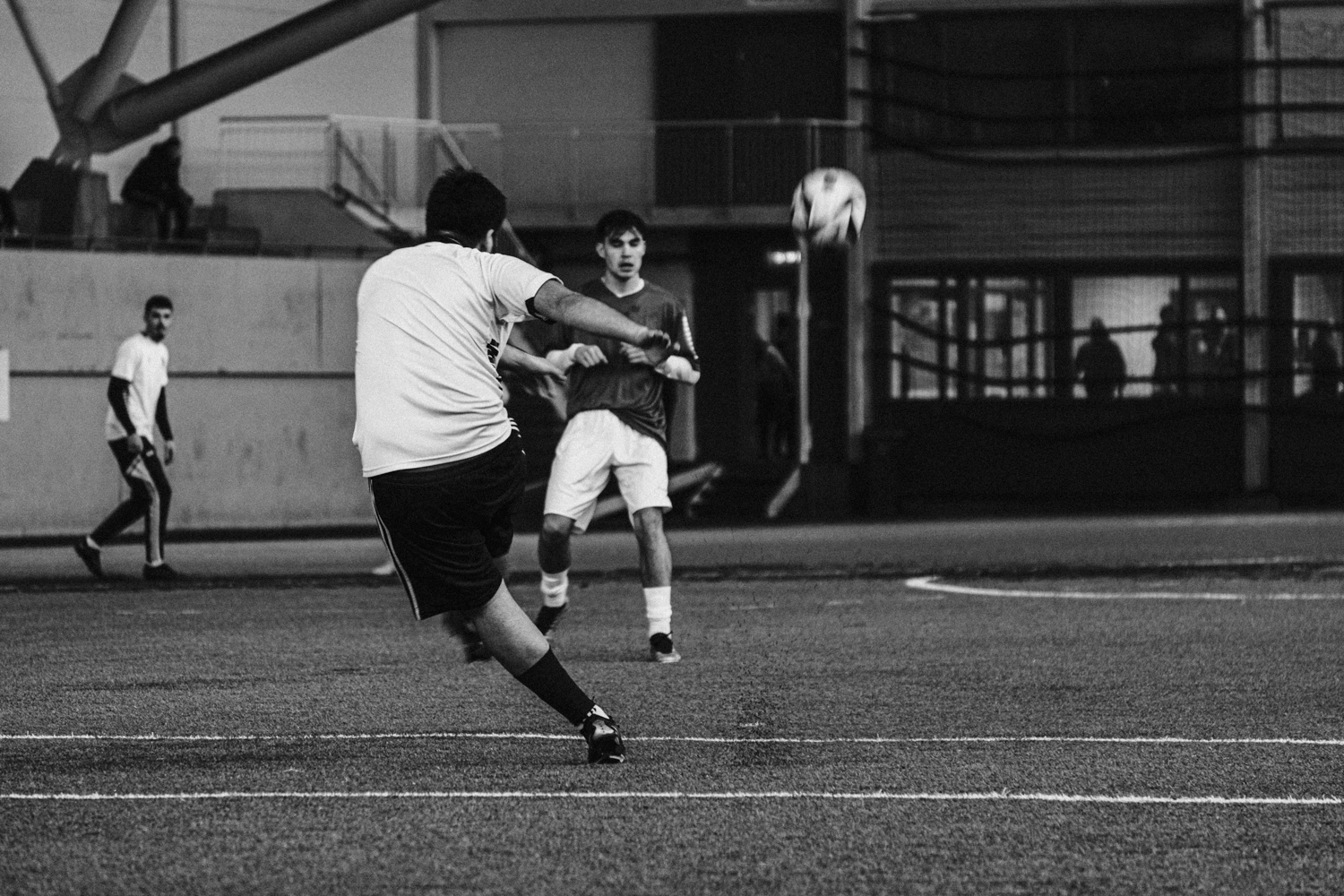 en gruppe menn som spiller fotball