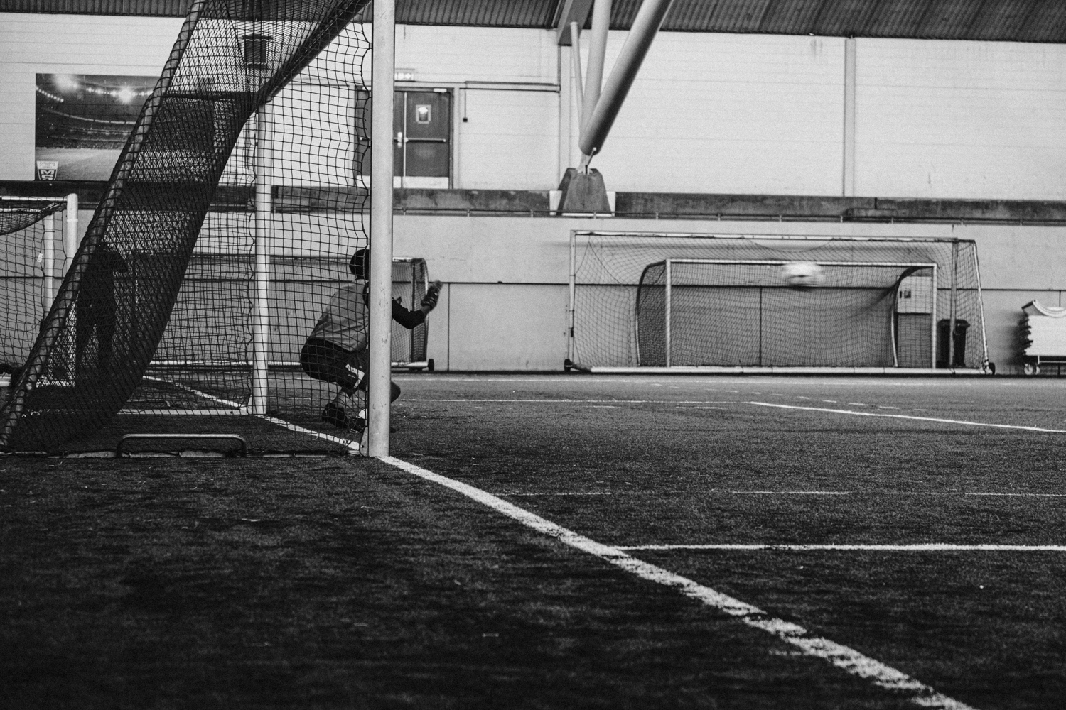 en person på en huske