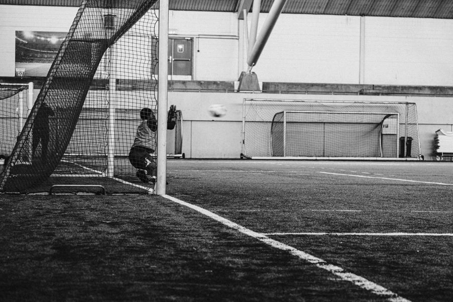 et barn som spiller fotball