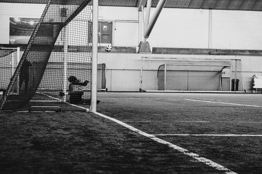 en person som spiller fotball