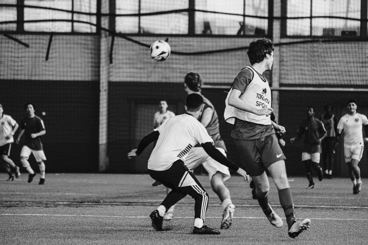 en gruppe menn som spiller fotball