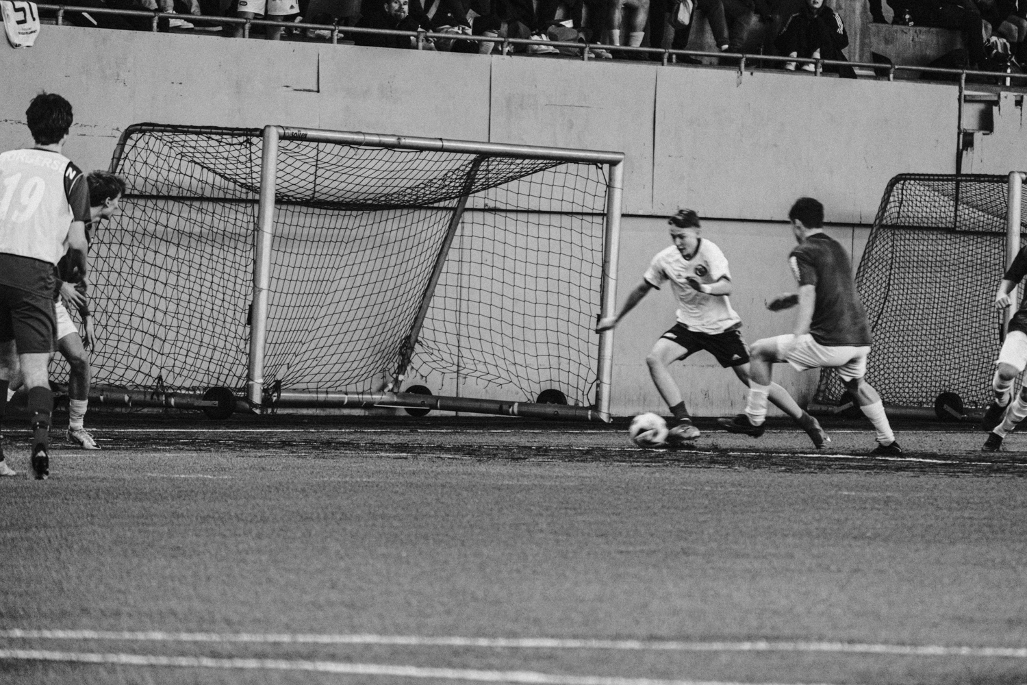 en gruppe menn som spiller fotball