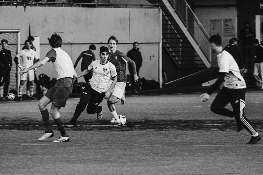 en gruppe menn som spiller fotball