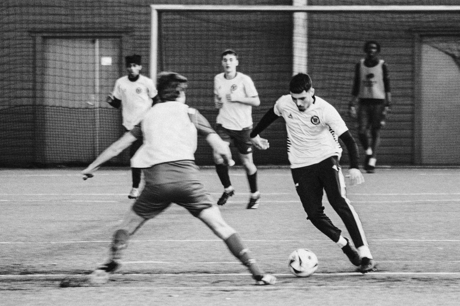 en gruppe menn som spiller fotball