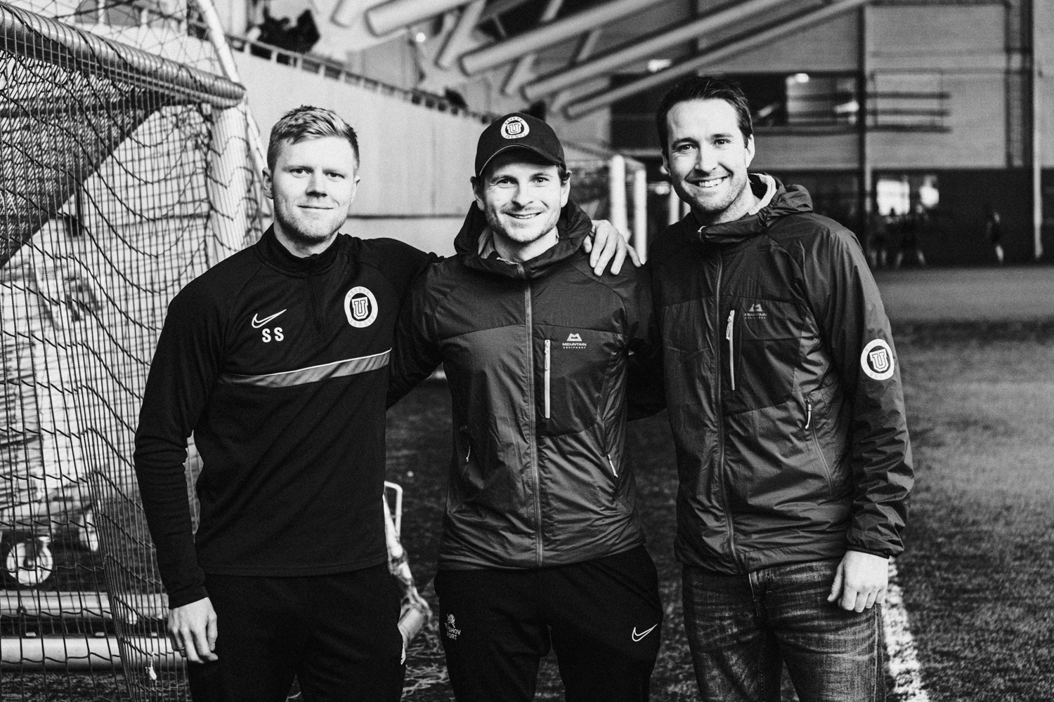 en gruppe menn som poserer for et bilde