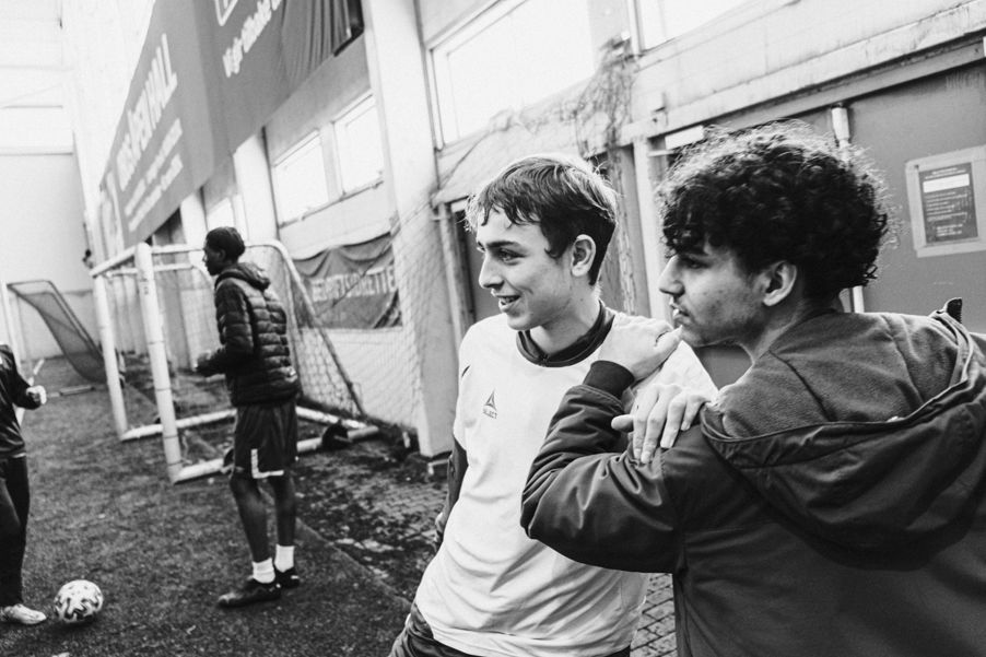 en person som holder en fotball