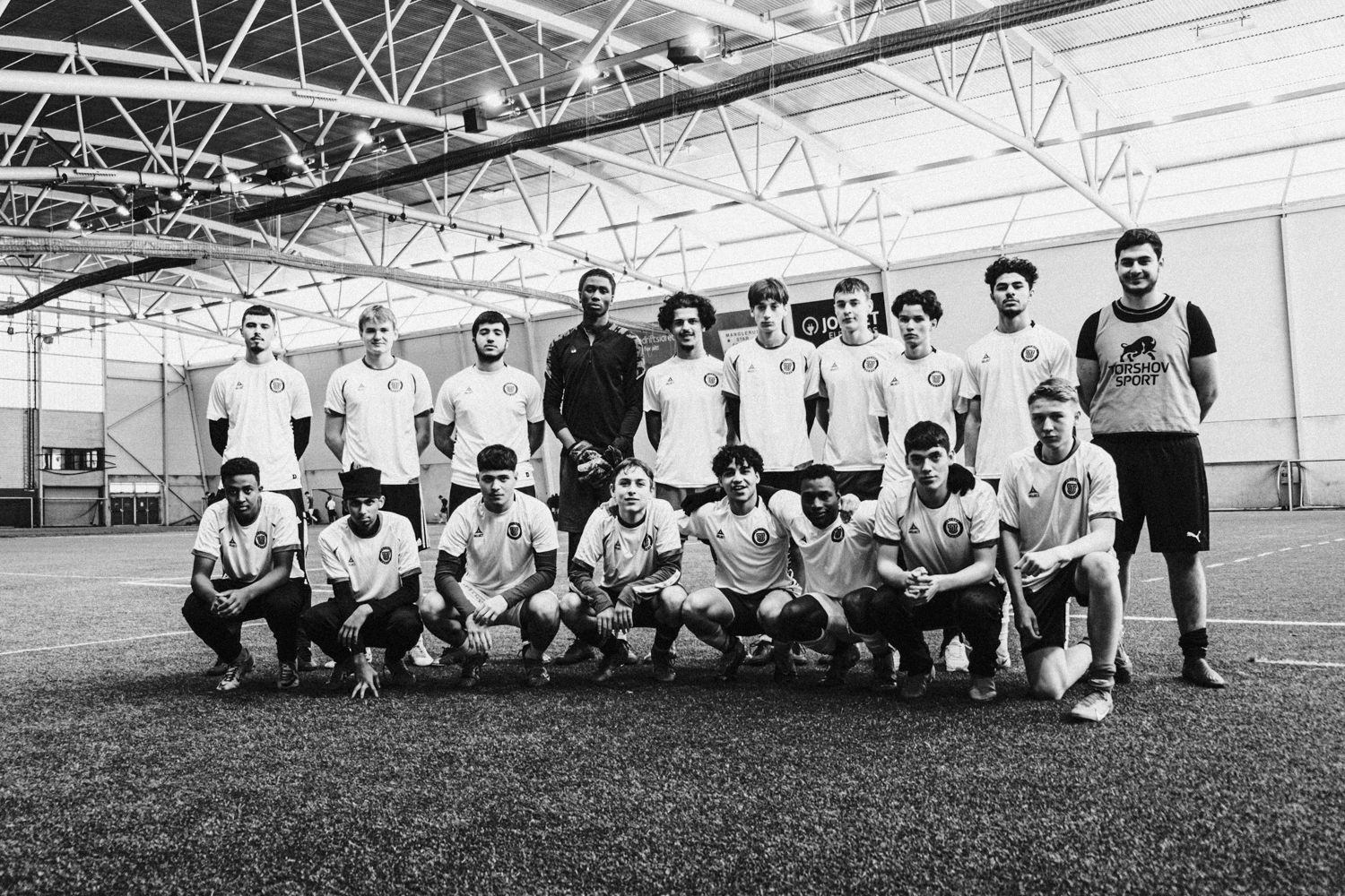 en gruppe menn som poserer for et bilde