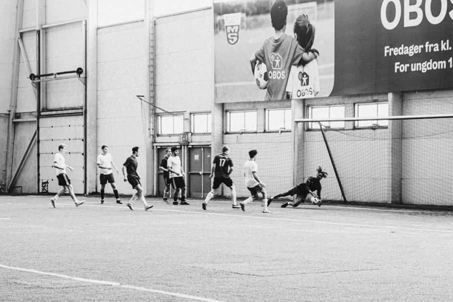 en gruppe mennesker som spiller fotball