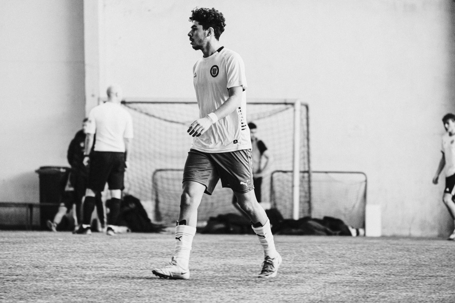 en person i hvit skjorte