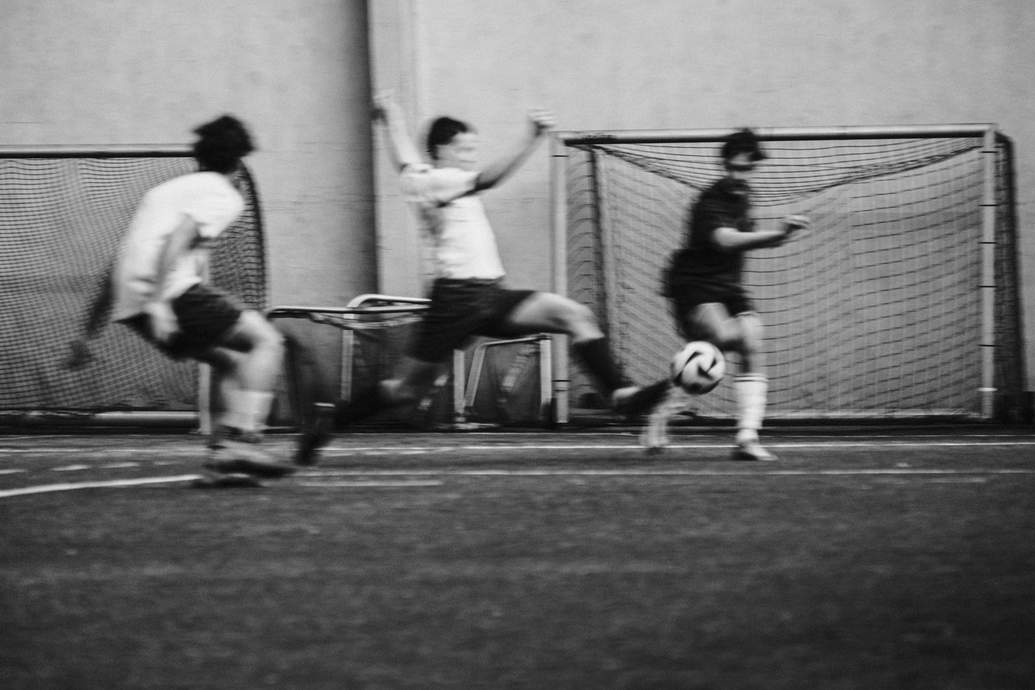 en gruppe menn som spiller fotball