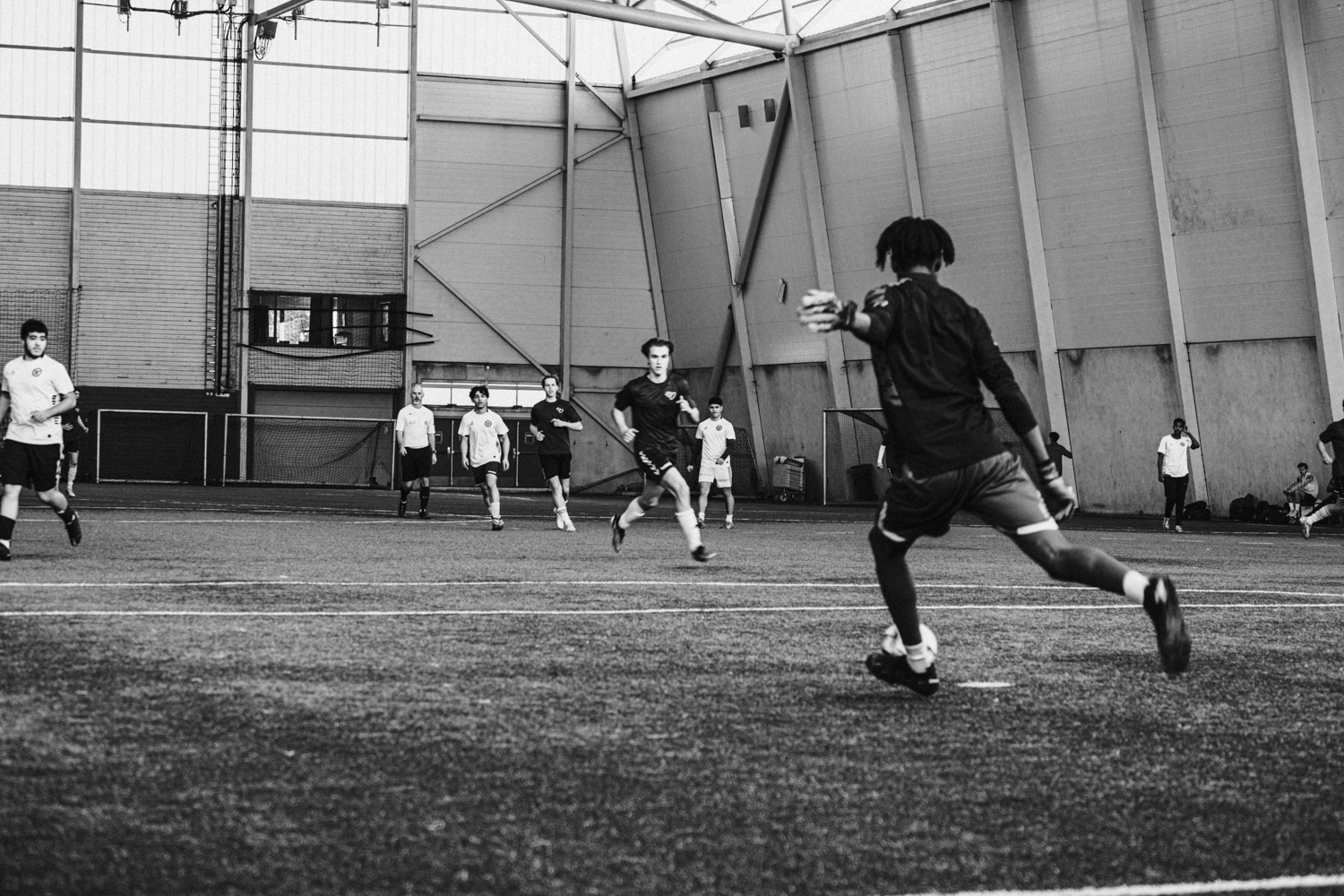 en gruppe mennesker som spiller fotball