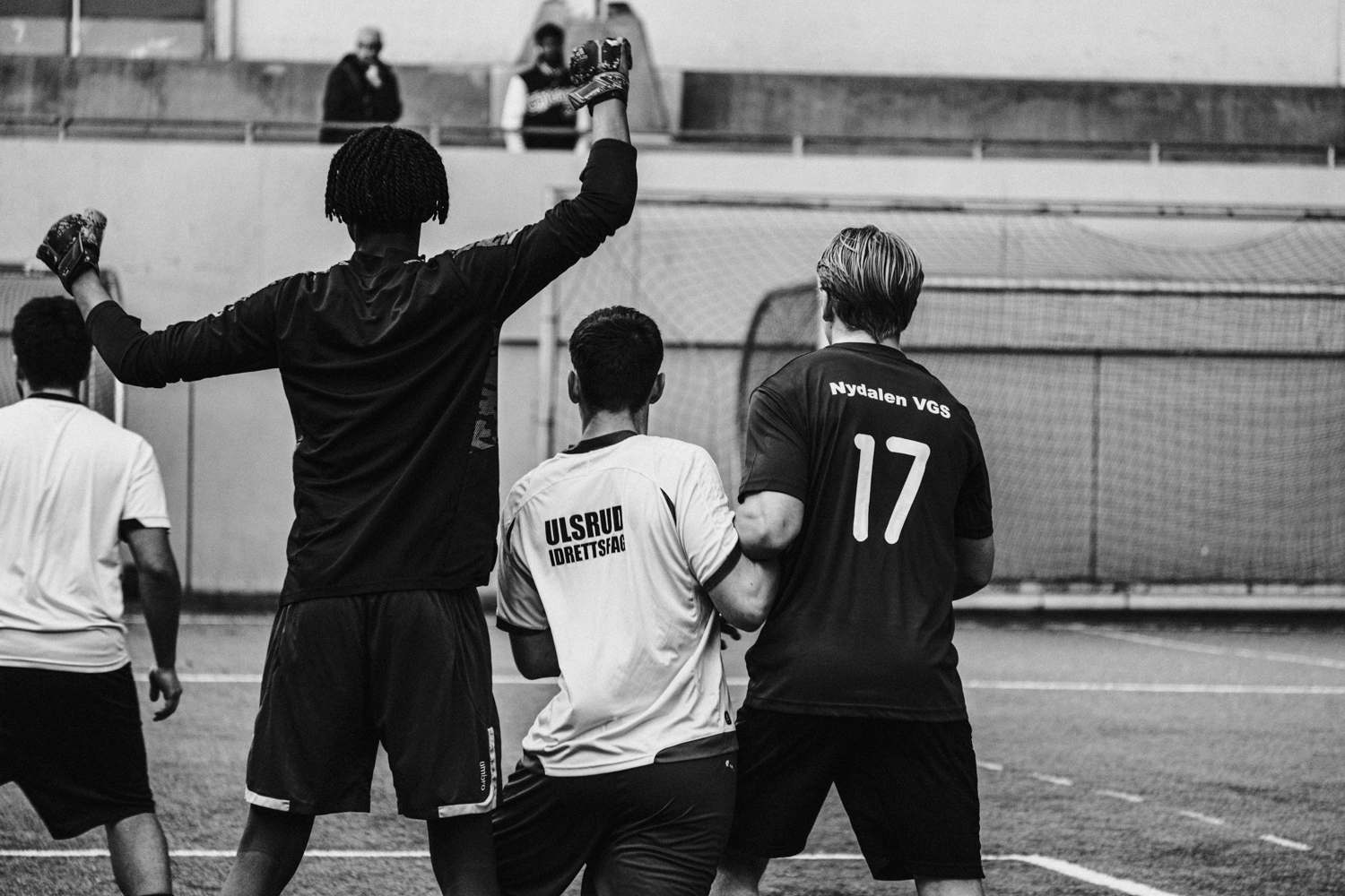 En gruppe mennesker på et felt