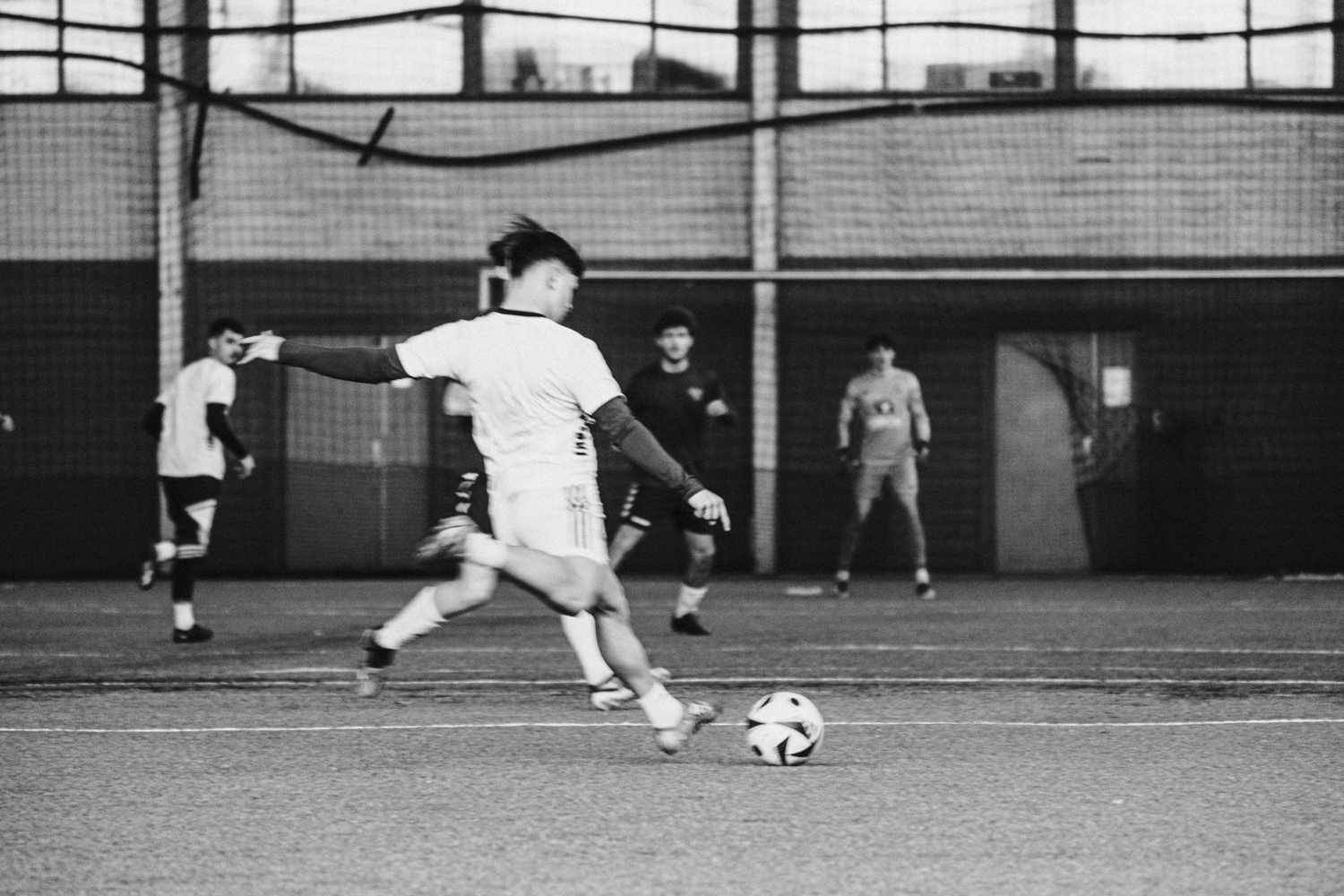 En person som sparker en fotball