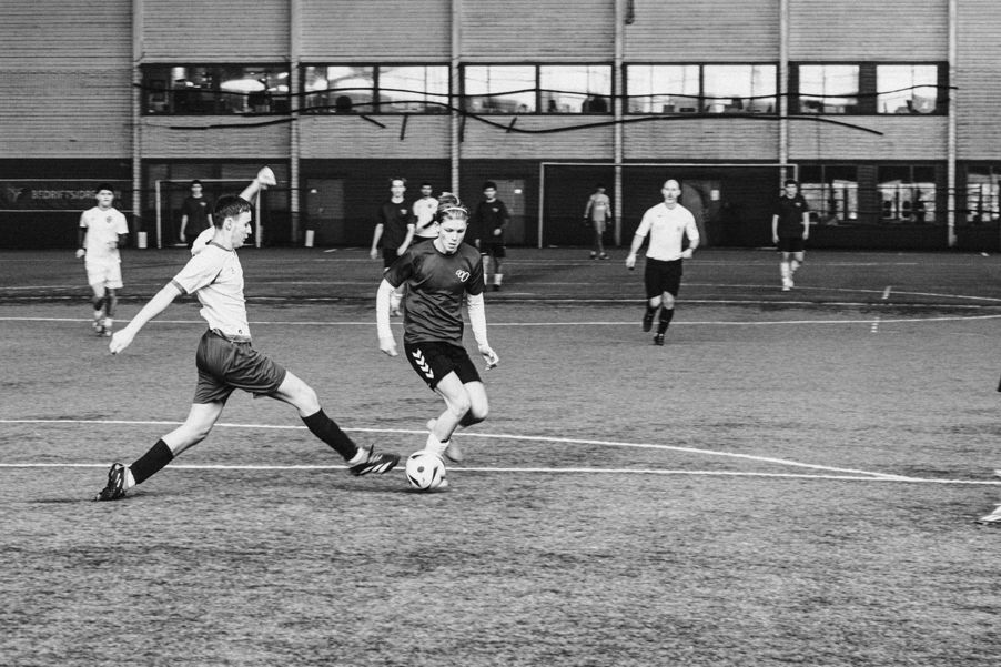 en gruppe menn som spiller fotball