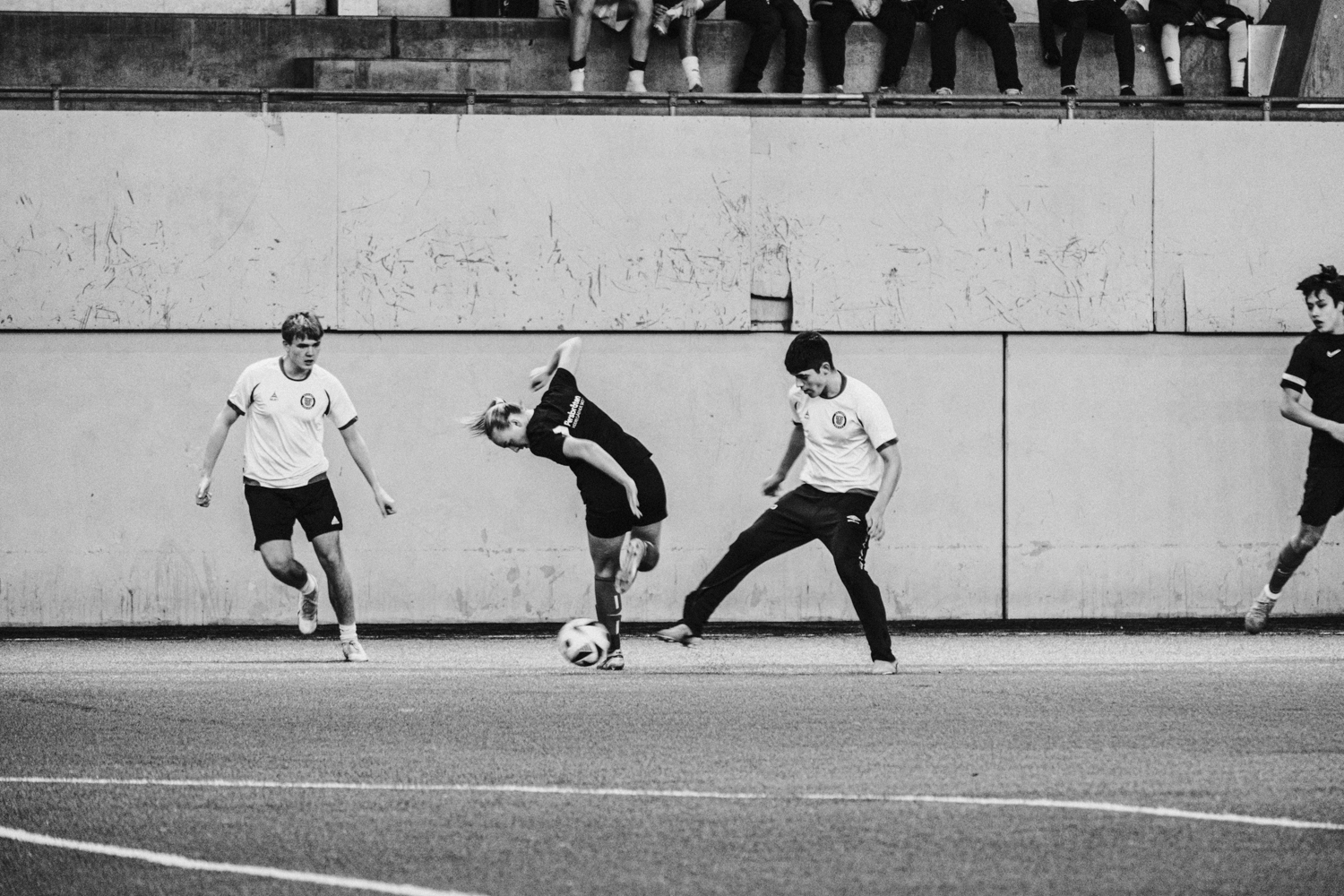 en gruppe menn som spiller fotball