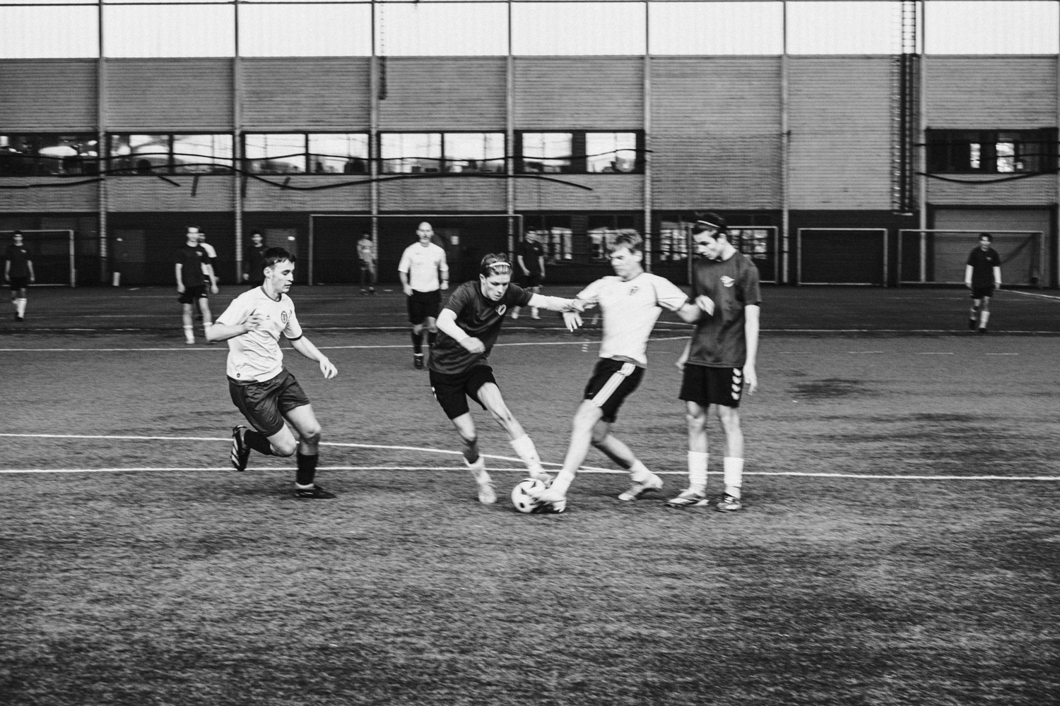 en gruppe menn som spiller fotball