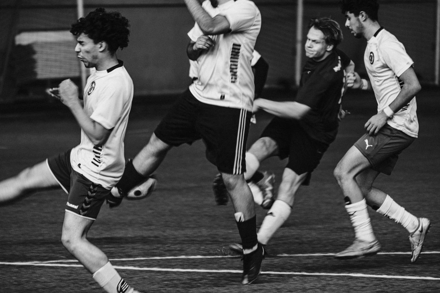 en gruppe menn som spiller fotball