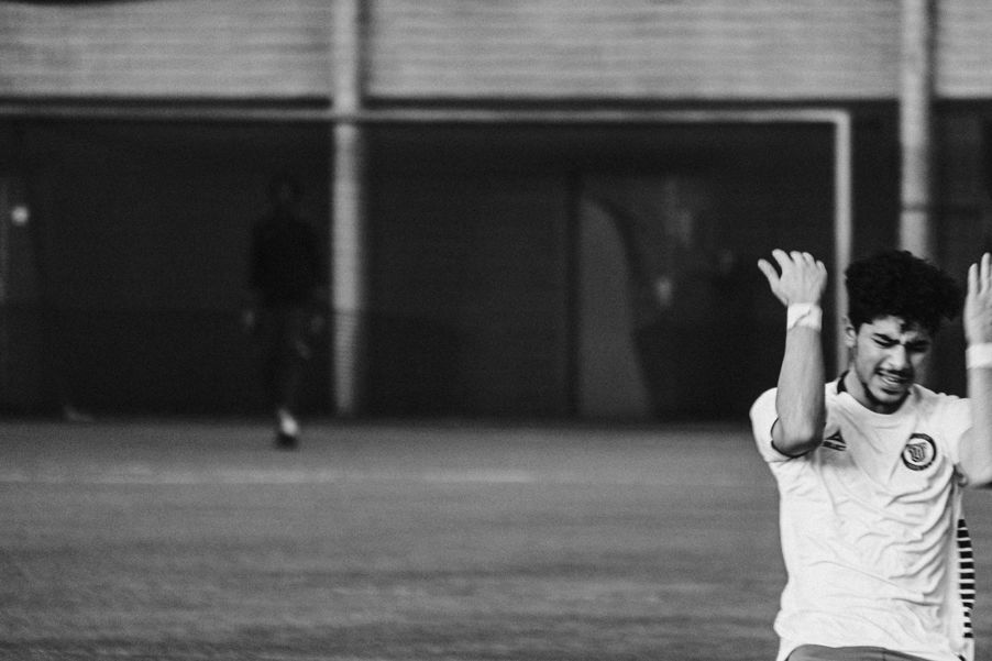 en person som holder armene opp