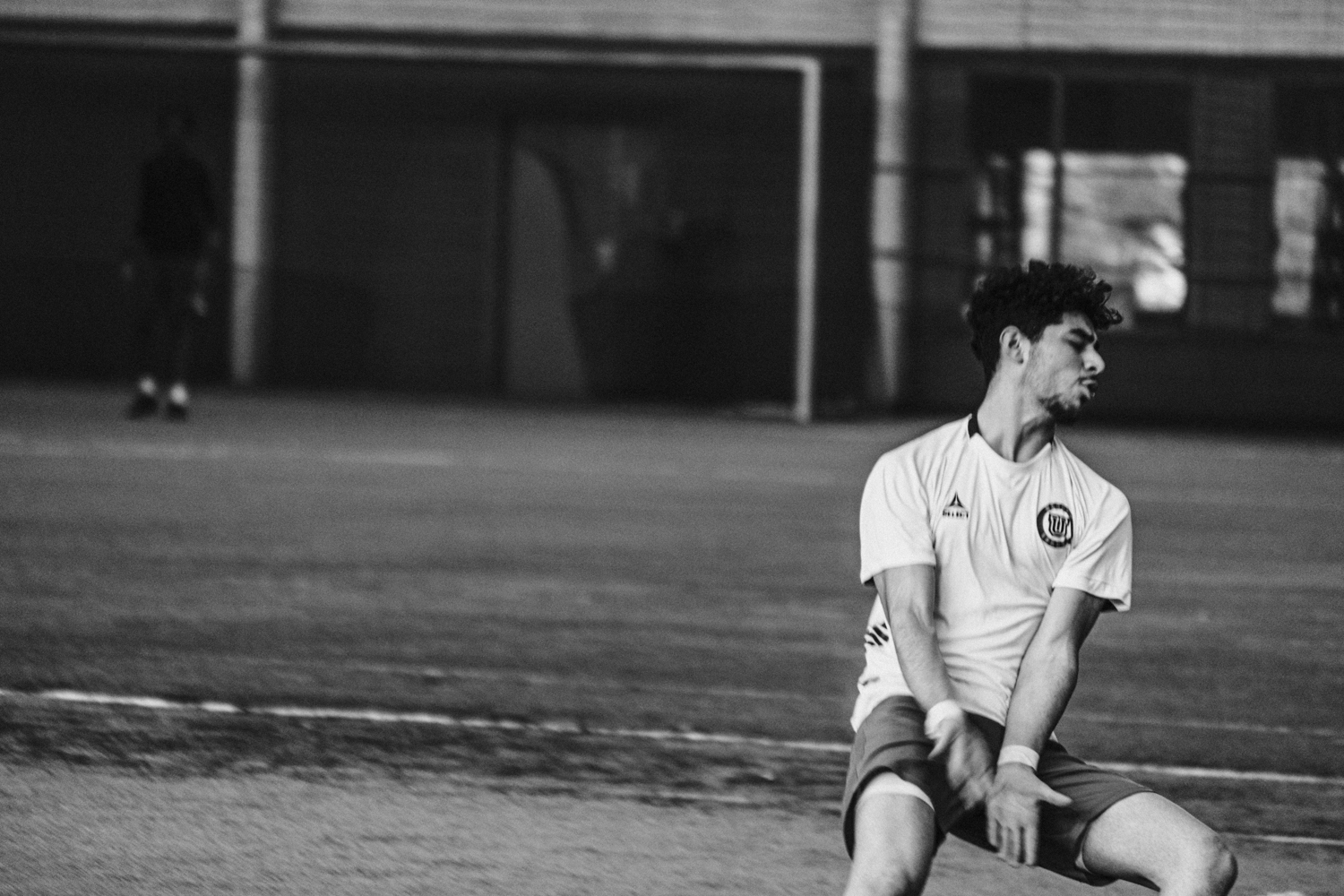 en person som sitter på et jorde