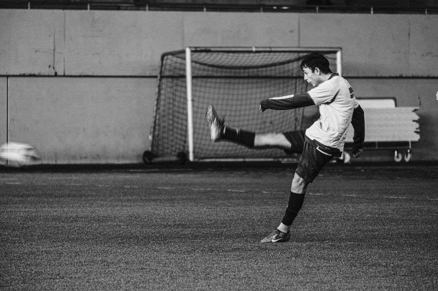 en person som spiller fotball