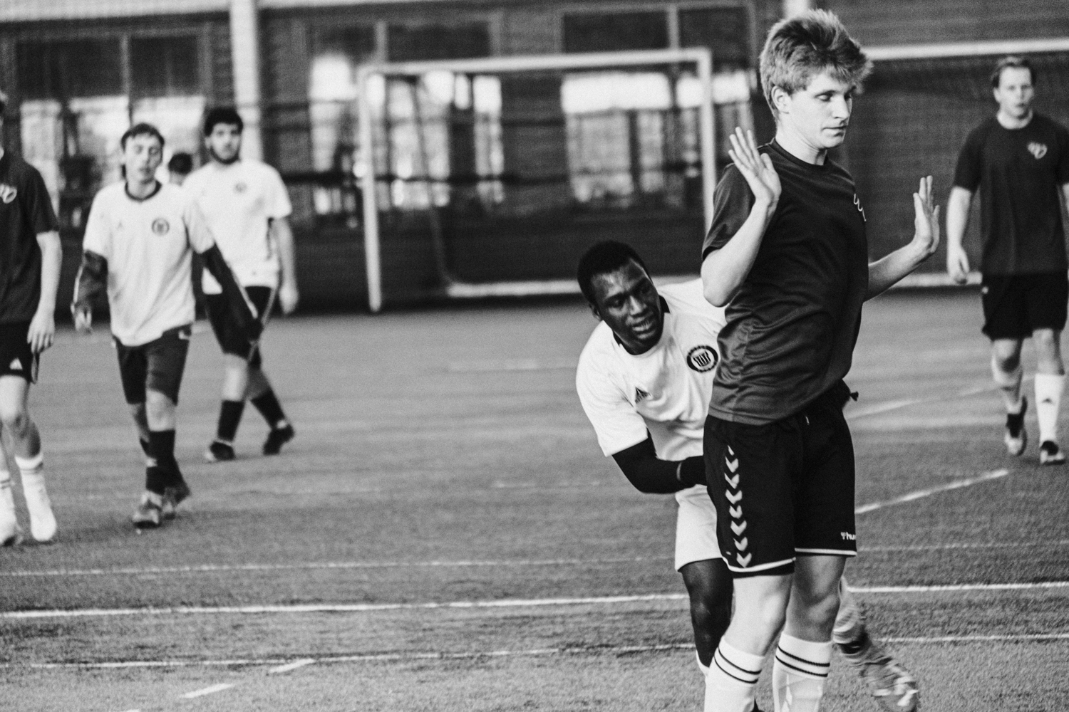 En gruppe mennesker på et felt